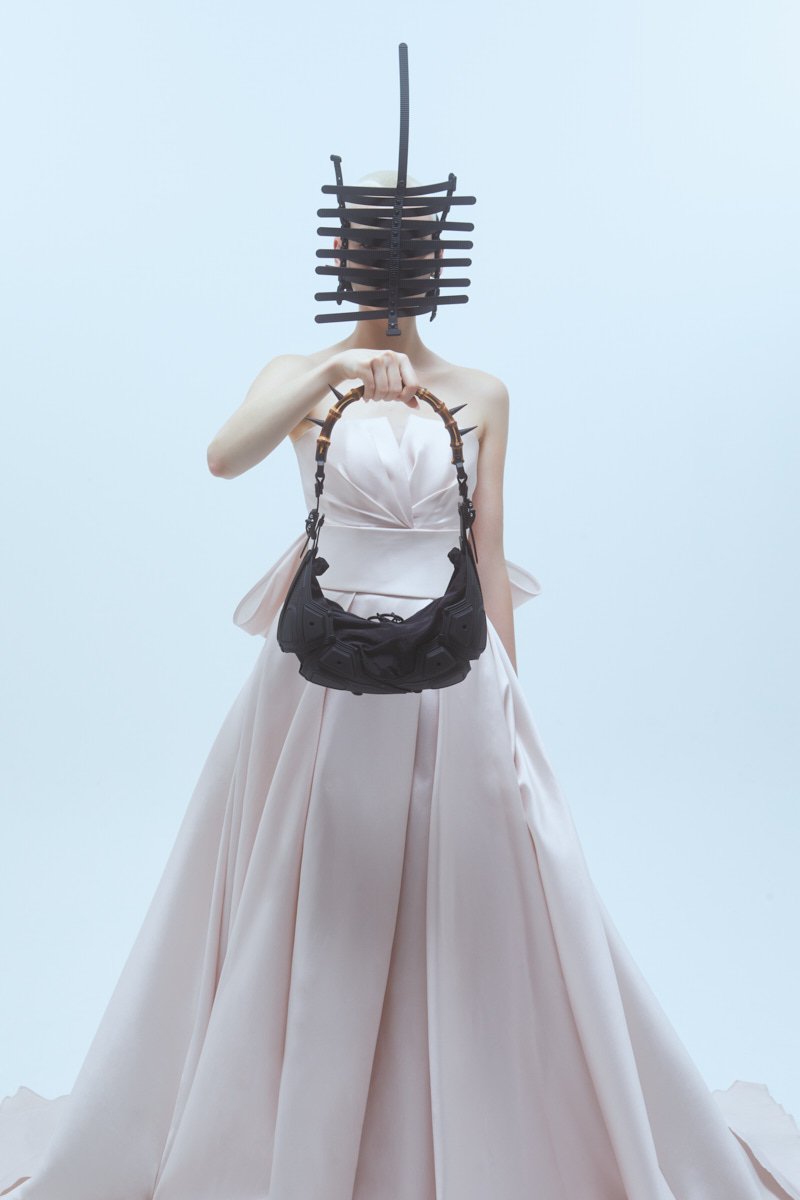 MODULE M02/SMALL HALF MOON BAG BLACK MATT BAMBOO