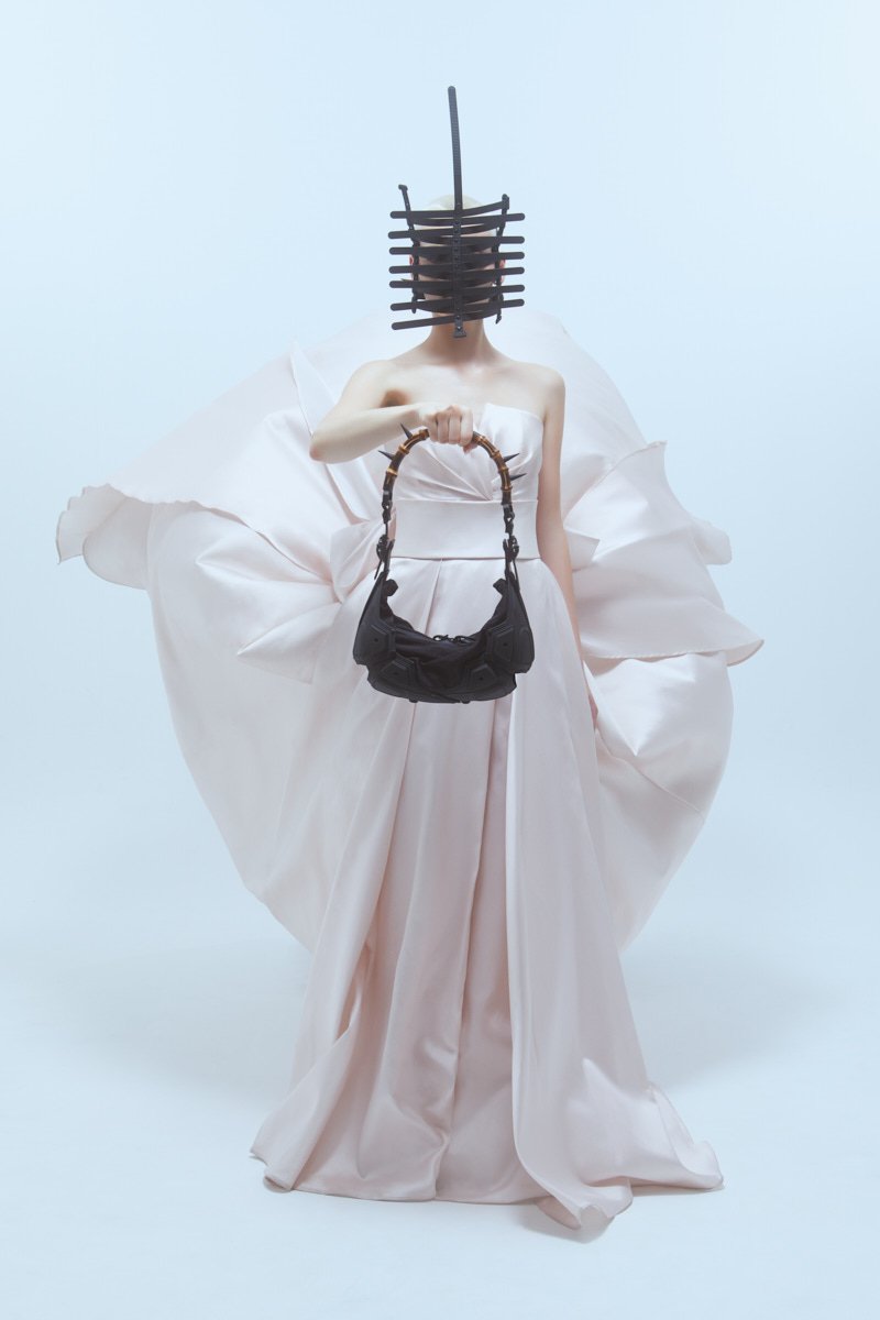 MODULE M02/SMALL HALF MOON BAG BLACK MATT BAMBOO
