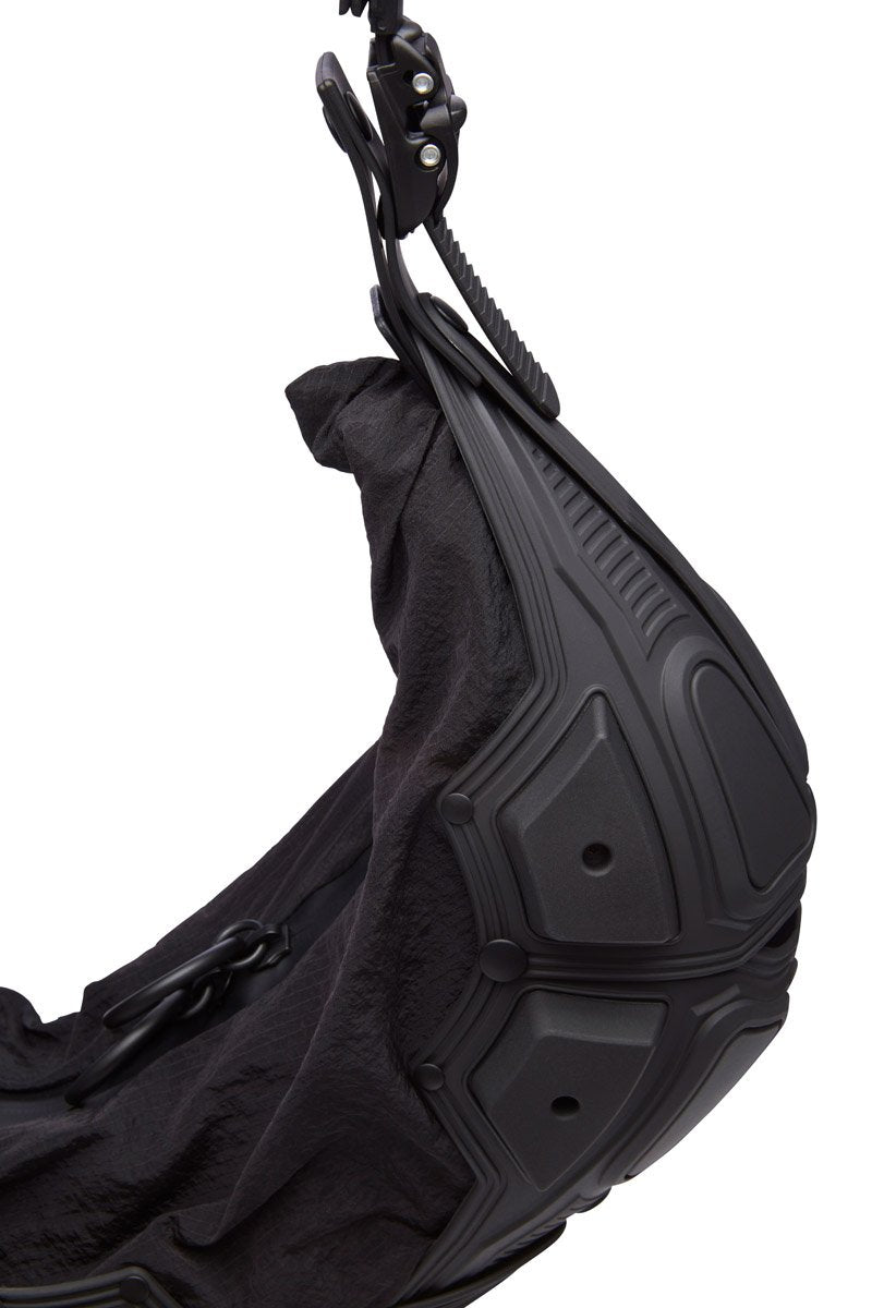 MODULE M02/SMALL HALF MOON BAG BLACK MATT BAMBOO