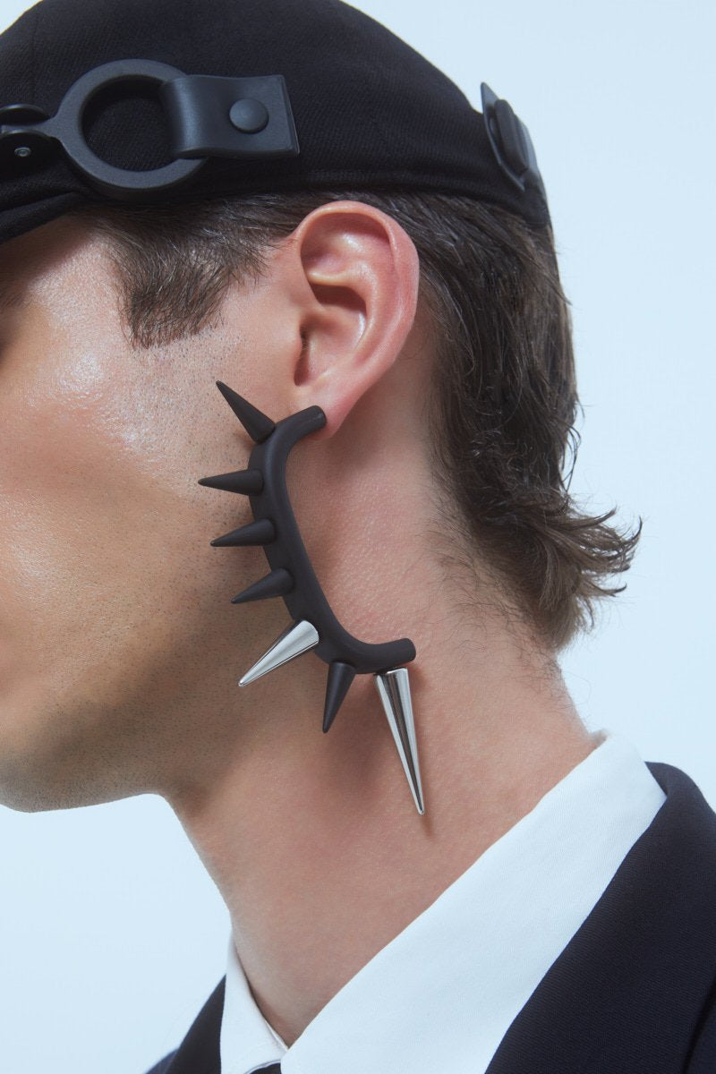 OBJECT EA8/SEVEN SPIKE EARRING BLACK MATT / SILVER