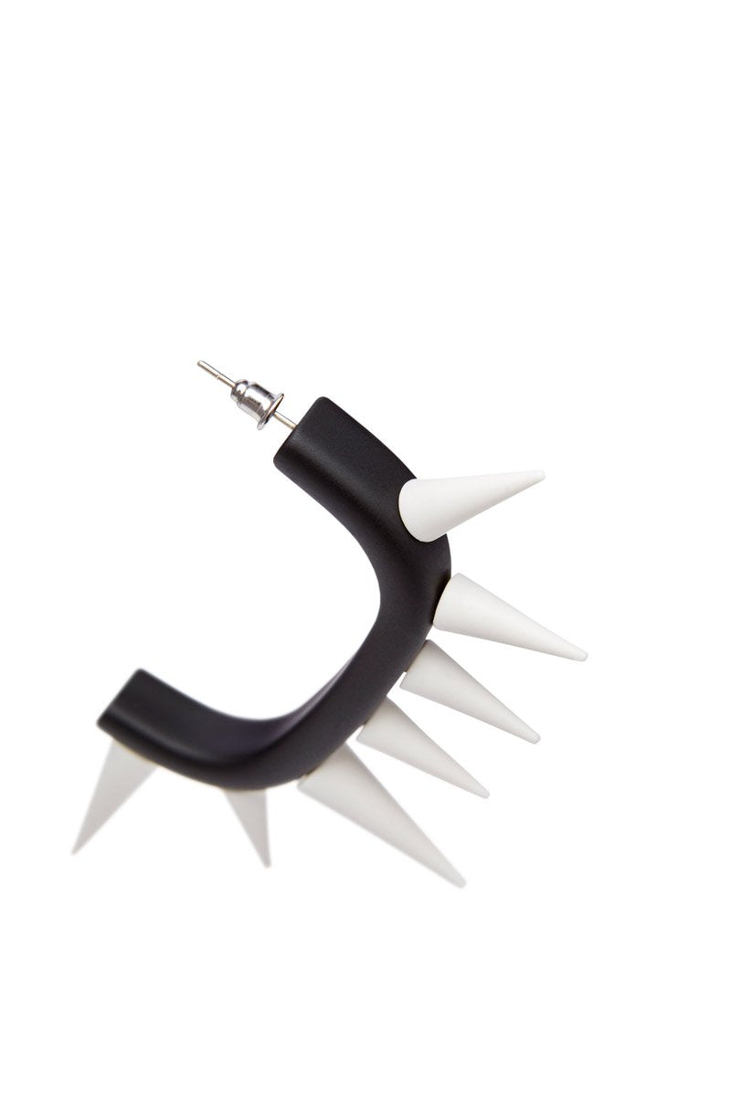 OBJECT EA8/SEVEN SPIKE EARRING BLACK MATT / WHITE