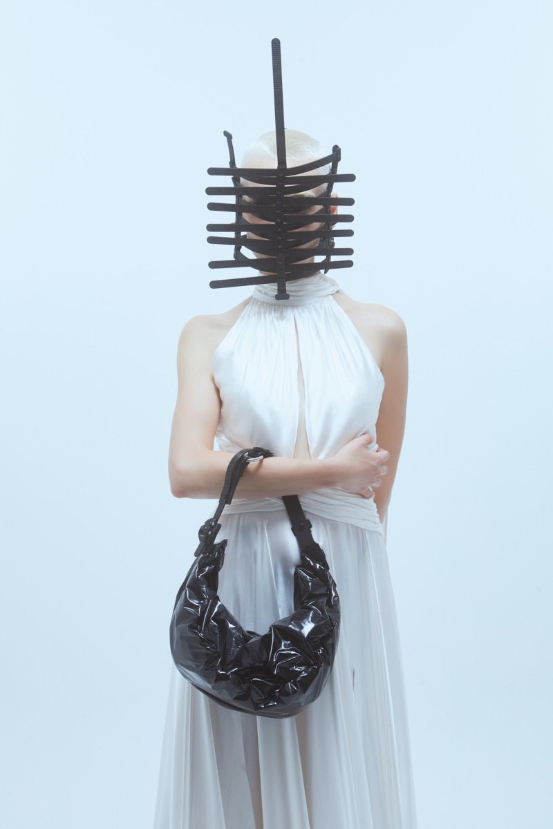 OBJECT HM02/SMALL HALF MOON BAG BLACK SHINY BLACK